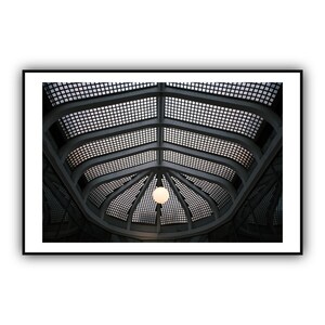 Puede incluir: Fotografía arquitectónica de un techo interior. El techo es una estructura curva, similar a una cuadrícula, con una lámpara esférica central. La imagen está enmarcada en un borde negro.