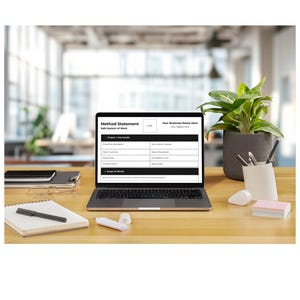 Pu&ograve; includere: Un laptop che mostra un documento "Method Statement" &egrave; su una scrivania di legno. Accanto ci sono un taccuino, una penna, occhiali e una piccola pianta in un vaso grigio. Un mouse, post-it e un portapenne sono anche sulla scrivania.