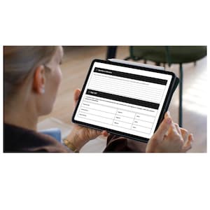 K&ouml;nnte beinhalten: Eine Person h&auml;lt ein schwarzes Tablet, auf dem ein Dokument mit Text angezeigt wird. Das Dokument enth&auml;lt Abschnitte f&uuml;r &Uuml;berwachung, &Uuml;berpr&uuml;fung und Unterschrift. Das Tablet wird vor einem unscharfen Hintergrund gehalten.