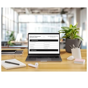 K&ouml;nnte beinhalten: Ein Laptop mit einem "Method Statement"-Dokument steht auf einem Holzschreibtisch. Daneben liegen ein Notizbuch, ein Stift, eine Brille und eine kleine Pflanze in einem grauen Topf. Eine Maus, Haftnotizen und ein Stifthalter befinden sich ebenfalls auf dem Schreibtisch.