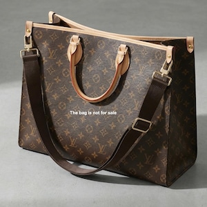 Peut inclure: Sac fourre-tout marron avec un motif monogramme et une bandouli&egrave;re amovible. Le sac a des poign&eacute;es et des bordures en cuir beige, avec des accessoires dor&eacute;s. Le texte "The bag is not for sale" est visible sur le sac.