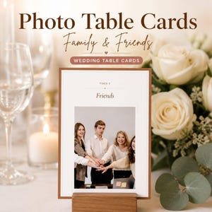 Könnte beinhalten: Fototischkarte mit dem Text "Photo Table Cards Family & Friends" und "Wedding Table Cards". Die Karte zeigt ein Foto einer Gruppe von Menschen, die ihre Hände zusammenhalten. Die Karte befindet sich in einem Holzrahmen.