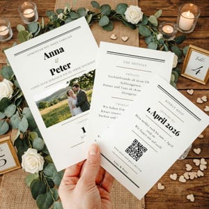 Könnte beinhalten: Hochzeitseinladungs-Set mit den Namen Anna & Peter, mit einem Foto des Paares. Die Einladung enthält Details zur Rezeption, RSVP-Informationen und einen QR-Code. Das Design ist minimalistisch mit schwarzem Text auf weißem Papier.