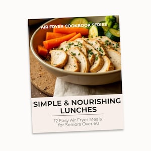 Pode incluir: Capa de livro de receitas com uma tigela de frango fatiado, cenouras e abobrinha. O texto diz "AIR FRYER COOKBOOK SERIES" e "SIMPLE & NOURISHING LUNCHES". Abaixo, diz "12 Easy Air Fryer Meals for Seniors Over 60".