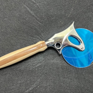 Maple & Walnut large pizza cutter