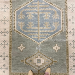 Vintage Oushak geometrische handgeknoopte wollen loper, 2,5 x 10, haltapijt in Turkse stijl, zacht neutraal groenblauw tapijt, loper entree, boho-tapijt