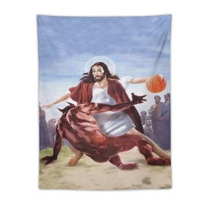 Könnte beinhalten: Ein Wandteppich mit einer humorvollen Darstellung von Jesus, der Basketball gegen eine rot-häutige Figur spielt. Jesus trägt ein weißes Gewand und einen roten Umhang mit Heiligenschein. Der Basketball ist orange. Eine Menschenmenge schaut im Hintergrund zu.