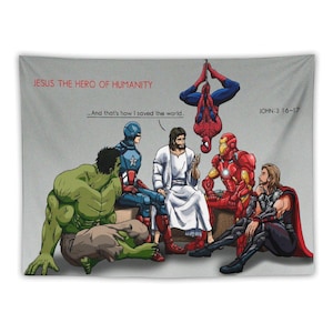 Może przedstawiać: Gołbelin z kreskówkową ilustracją Jezusa i superbohaterów, takich jak Spider-Man, Iron Man, Kapitan Ameryka, Thor i Hulk. Tekst brzmi "JESUS THE HERO OF HUMANITY" i "...And that's how I saved the world."
