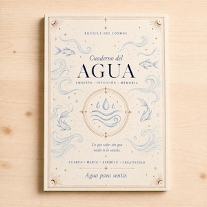 Puede incluir: Un cuaderno rectangular con portada color crema que presenta ilustraciones en azul y dorado de peces, olas y símbolos celestiales. El texto dice: BRÚJULA DEL COSMOS, Cuaderno del AGUA, EMOCIÓN, INTUICIÓN, MEMORIA, Lo que sabes sin que nadie te lo enseñe, CUERPO, MENTE, ESPÍRITU, CREATIVIDAD, Agua para sentir.