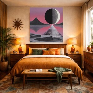 K&ouml;nnte beinhalten: Ein Schlafzimmer mit einem gro&szlig;en abstrakten Kunstwerk, das eine schwarz-wei&szlig;e Kugel &uuml;ber einer Berglandschaft zeigt, die sich im Wasser spiegelt. Das Zimmer hat ein Bett mit orangefarbener Bettw&auml;sche, Holzm&ouml;bel und eine sternf&ouml;rmige Wanddekoration. Zwei Lampen stehen auf den Nachttischen.