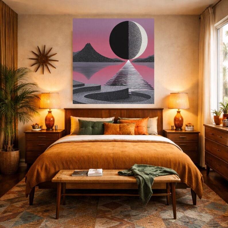 K&ouml;nnte beinhalten: Ein Schlafzimmer mit einem gro&szlig;en abstrakten Kunstwerk, das eine schwarz-wei&szlig;e Kugel &uuml;ber einer Berglandschaft zeigt, die sich im Wasser spiegelt. Das Zimmer hat ein Bett mit orangefarbener Bettw&auml;sche, Holzm&ouml;bel und eine sternf&ouml;rmige Wanddekoration. Zwei Lampen stehen auf den Nachttischen.
