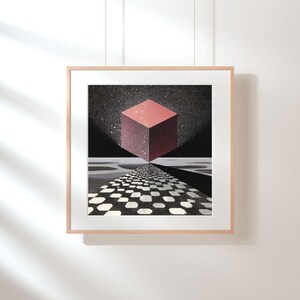 Pode incluir: Impress&atilde;o art&iacute;stica emoldurada com uma paisagem surrealista. Um cubo vermelho flutua acima de um caminho quadriculado que leva a um c&eacute;u estrelado. A obra de arte &eacute; apresentada em uma moldura de madeira clara.