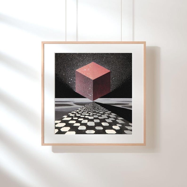 Pode incluir: Impress&atilde;o art&iacute;stica emoldurada com uma paisagem surrealista. Um cubo vermelho flutua acima de um caminho quadriculado que leva a um c&eacute;u estrelado. A obra de arte &eacute; apresentada em uma moldura de madeira clara.