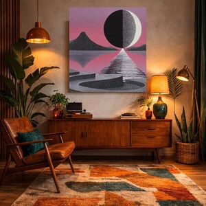 K&ouml;nnte beinhalten: Abstrakter Kunstdruck mit einem schwarz-wei&szlig;en geometrischen Design, einschlie&szlig;lich einer Halbmondform, einer Pyramide und einer Bergkette vor einem rosa-violetten Farbverlauf. Das Kunstwerk wird in einem Wohnzimmer im Mid-Century-Modern-Stil ausgestellt.