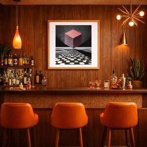 Pode incluir: Uma cena de bar retr&ocirc; com uma obra de arte emoldurada com um cubo geom&eacute;trico. O bar tem bancos laranja, um balc&atilde;o de madeira e uma exposi&ccedil;&atilde;o de bebidas. A ilumina&ccedil;&atilde;o quente e os pain&eacute;is de madeira criam uma atmosfera vintage.