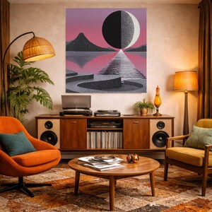 K&ouml;nnte beinhalten: Ein Wohnzimmer im Retro-Stil mit einem gro&szlig;en abstrakten Gem&auml;lde, das einen schwarz-wei&szlig;en Mond &uuml;ber einer Landschaft zeigt. Der Raum umfasst einen Holzschrank mit Plattenspieler, Lautsprechern und einem runden Couchtisch. Orangefarbene und gelbe Sessel vervollst&auml;ndigen die Szene.