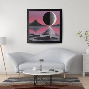 K&ouml;nnte beinhalten: Ein gerahmter Kunstdruck mit einer surrealen Landschaft mit einer schwarz-wei&szlig;en Kugel, die von einem Pfad halbiert wird. Das Kunstwerk hat einen rosa-violetten Himmel, eine Bergkette und ein reflektierendes Gew&auml;sser. Der Rahmen ist schwarz.