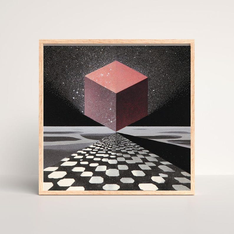 Pode incluir: Impress&atilde;o de arte emoldurada com um design geom&eacute;trico. Um cubo vermelho flutua acima de um caminho quadriculado, contra um c&eacute;u estrelado. A obra de arte est&aacute; em uma moldura de madeira, criando uma est&eacute;tica moderna.