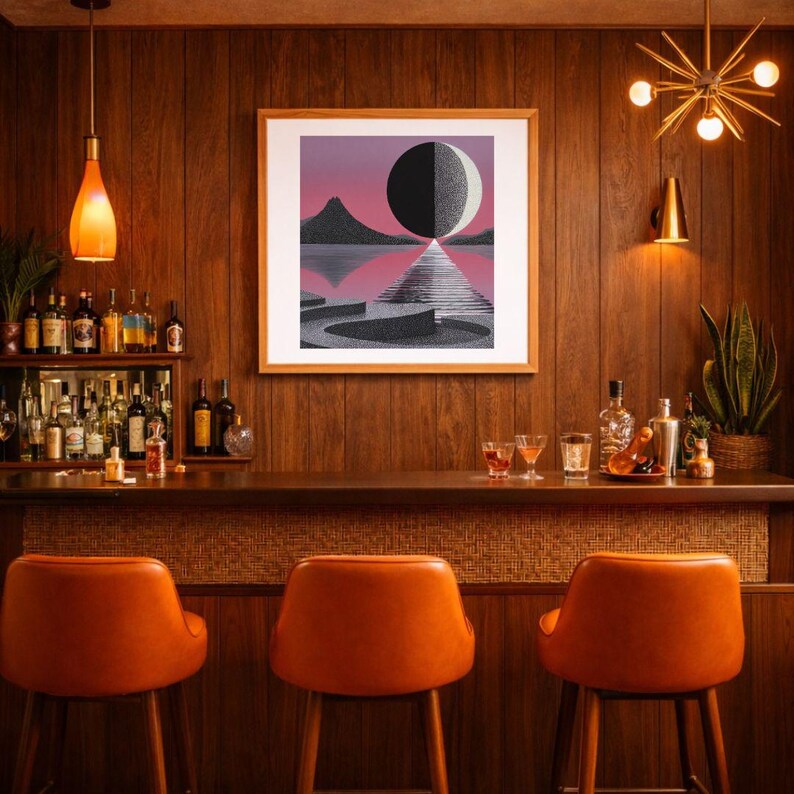 K&ouml;nnte beinhalten: Eine Bar-Szene im Mid-Century-Modern-Stil mit orangefarbenen Barhockern, einer Holzbar und einem gerahmten Kunstwerk, das eine geometrische Landschaft darstellt. Die Bar ist mit Flaschen und Gl&auml;sern best&uuml;ckt, und die warme Beleuchtung schafft eine gem&uuml;tliche Atmosph&auml;re.