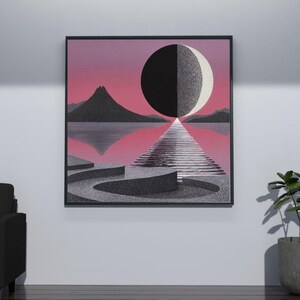 K&ouml;nnte beinhalten: Gerahmter Kunstdruck mit einer surrealen Landschaft, die einen schwarz-wei&szlig;en Halbmond, eine pyramidenartige Struktur und Berge zeigt, die sich im Wasser spiegeln. Der Himmel hat einen rosa-violetten Farbverlauf.