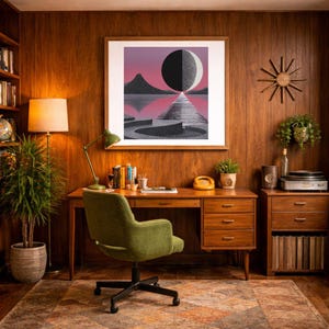 K&ouml;nnte beinhalten: Ein B&uuml;ro im Retro-Stil mit einem gro&szlig;en, gerahmten Kunstdruck, der eine geometrische Landschaft mit rosa Himmel zeigt. Der Raum umfasst einen Holzschreibtisch, einen gr&uuml;nen Stuhl und eine Vintage-Uhr. Eine Stehlampe und eine Topfpflanze sind ebenfalls zu sehen.