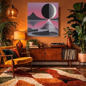 K&ouml;nnte beinhalten: Ein Wohnzimmer im Retro-Stil mit einem gro&szlig;en abstrakten Kunstwerk mit einem schwarz-wei&szlig;en geometrischen Design. Der Raum umfasst einen senfgelben Sessel, einen Holzschrank, einen Shaggy-Teppich und eine Stehlampe. Die Farbpalette ist warm, mit Orange-, Braun- und Gr&uuml;nt&ouml;nen.