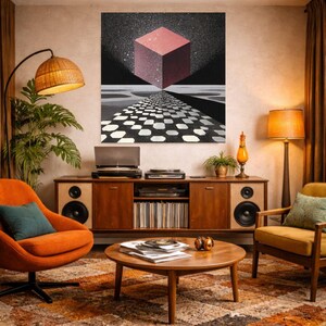 Pode incluir: Uma sala de estar retro com uma poltrona laranja, um arm&aacute;rio de madeira e uma mesa de centro redonda. Uma pintura abstrata de um cubo paira sobre um caminho quadriculado. Uma lumin&aacute;ria de ch&atilde;o e uma lumin&aacute;ria de mesa proporcionam ilumina&ccedil;&atilde;o quente.