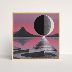 K&ouml;nnte beinhalten: Gerahmter Kunstdruck mit einer surrealen Landschaft. Eine gro&szlig;e Kugel, halb schwarz und halb strukturiert wei&szlig;, schwebt &uuml;ber einem gestuften Pfad. Die Szene umfasst einen Berg, Wasser und einen rosa-violetten Himmel.