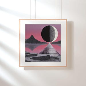 K&ouml;nnte beinhalten: Gerahmter Kunstdruck mit einer surrealen Landschaft mit einer schwarz-wei&szlig;en Kugel, die durch einen Weg &uuml;ber dem Wasser geteilt wird. Das Kunstwerk zeigt eine Bergkette und einen rosa-violetten Himmel. Der Druck ist in einem hellen Holzrahmen.