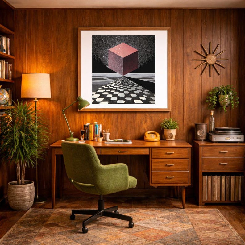 Pode incluir: Um escrit&oacute;rio dom&eacute;stico retr&ocirc; com uma mesa de madeira, uma cadeira verde e uma obra de arte emoldurada com um cubo vermelho. O quarto inclui um candeeiro de p&eacute;, uma estante e uma vitrola.