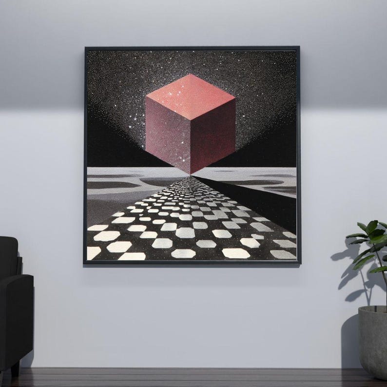 Pode incluir: Impress&atilde;o de arte emoldurada com um design geom&eacute;trico. Um cubo vermelho flutua acima de um caminho quadriculado, contra um c&eacute;u estrelado. A obra de arte tem uma qualidade surreal e on&iacute;rica, com uma moldura preta.