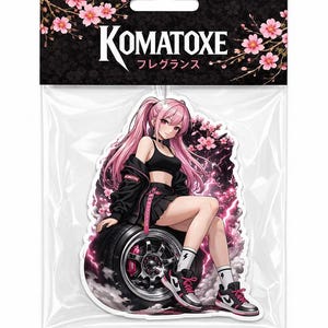 Può includere: Profumatore per ambienti con un personaggio in stile anime con i capelli rosa, vestito con un completo nero e scarpe da ginnastica, seduto su uno pneumatico. La confezione include il marchio "KOMATOXE" e testo giapponese, con fiori di ciliegio rosa.
