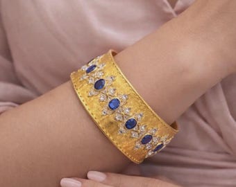Pulseira de luxo em ouro 18K com safira e diamantes, um modelo atemporal e elegante para ela.