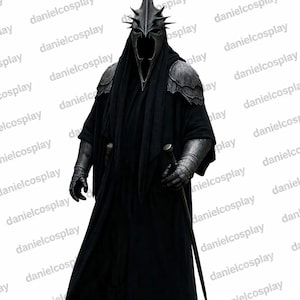 Puede incluir: Un disfraz completo del Rey Brujo de Angmar, con una túnica negra con capucha, un casco ornamentado con una espiga alta y una armadura metálica. El disfraz incluye una espada y guantes.