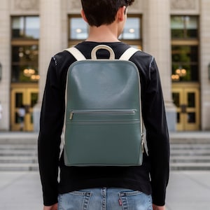 Herren Leder Rucksack – Waldgrüner Knapsack | schmaler Laptop Rucksack | personalisierbar | cooler Rucksack | Geschenk für Ehemann
