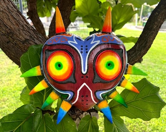 Maschera della Luna Maledetta - Replica in resina dipinta a mano, ispirata a un'opera d'arte realizzata da un fan.