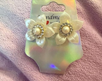 Floral earrings with faux pearls and stainless steel posts