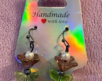 Tulip earrings with faux pearl centers