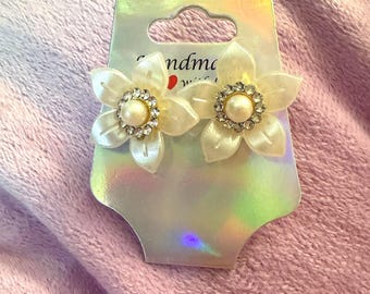 Daisy earrings with faux pearls and stainless steel posts