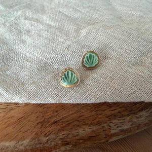 Keramische oorknopjes met kleine groene schelp