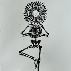 Postura del árbol de yoga esqueleto con girasol, grabado en linóleo, hecho a mano e impreso.