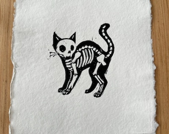 Esqueleto de gato grabado en linóleo. Grabado original impreso a mano. De mi serie 'Huesos de corral'.
