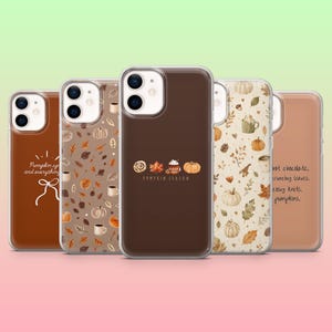 以下が含まれることがあります： 秋をテーマにしたデザインのスマートフォンケース5点。1つは無地の茶色でPumpkin spice and everythingという白い文字入り、1つは葉とカボチャの柄、1つはダークブラウンでアイコンとPumpkin Seasonの文字入り、1つはクリーム色の背景に植物柄、もう1つは薄茶色の無地で文字が書かれています。