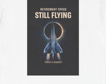 Maglietta "In pensione ma ancora in volo" / Regalo divertente per la pensione per uomo / Maglietta aviazione Mach 2 / Regalo per papà / Maglietta aereo pilota / Design jet vintage