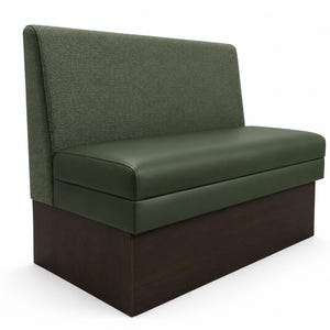 Könnte beinhalten: Eine Sitzbank mit einer hohen Rückenlehne, die mit einem strukturierten olivgrünen Stoff bezogen ist. Die Sitzfläche ist mit einem glatten, dunkelgrünen Material bedeckt. Der Sockel der Bank besteht aus massivem, dunkelbraunem Holz.
