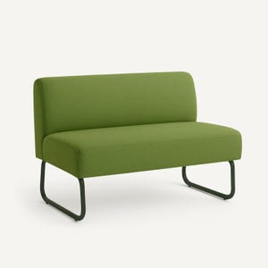 Op de afbeelding: Een tweezitsbank met een levendige groene stoffen bekleding. De bank heeft een lage rugleuning en een armloos ontwerp, ondersteund door slanke, donkere metalen poten. De algehele esthetiek is modern en minimalistisch.