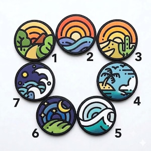 Puede incluir: Siete dijes circulares de goma con ilustraciones de paisajes coloridos. Los diseños incluyen un bosque, atardecer sobre olas, desierto con cactus, isla tropical, ola oceánica, cielo nocturno con luna y una gran ola, numerados del 1 al 7.