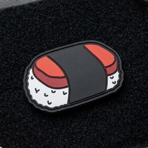 SPAM Musubi 3D PVC Patch Hawaiianisches Essen Moral Abzeichen asiatischer Snack Gummianhänger taktisches Rucksack-Gang-Zubehör