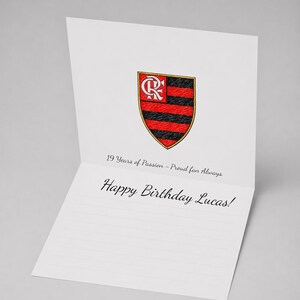 Op de afbeelding: Een witte wenskaart met het Flamengo-embleem, een rood-zwart schild met de letters "CR". De kaart luidt "19 Years of Passion - Proud fan Always" en "Happy Birthday Lucas!"