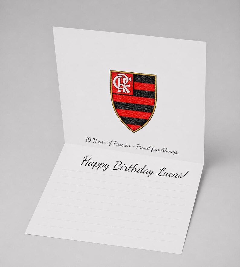 Op de afbeelding: Een witte wenskaart met het Flamengo-embleem, een rood-zwart schild met de letters "CR". De kaart luidt "19 Years of Passion - Proud fan Always" en "Happy Birthday Lucas!"